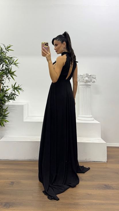 Abito da sera con scollo all'americana in pizzo nero e design speciale